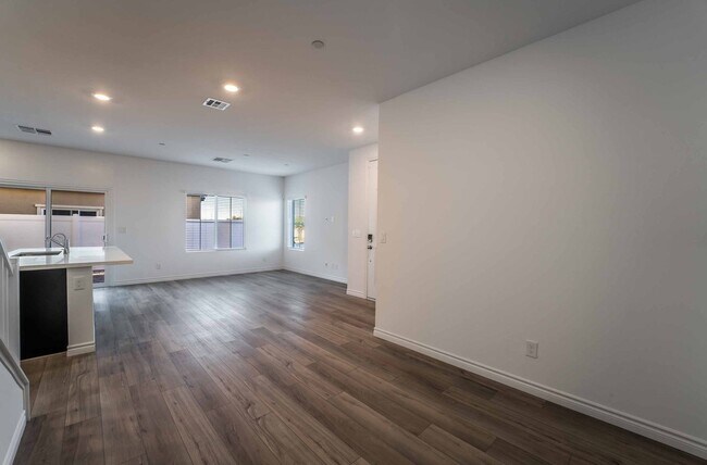 Foto del edificio - STUNNING BRAND NEW 3 BEDROOM TOWNHOUSE!