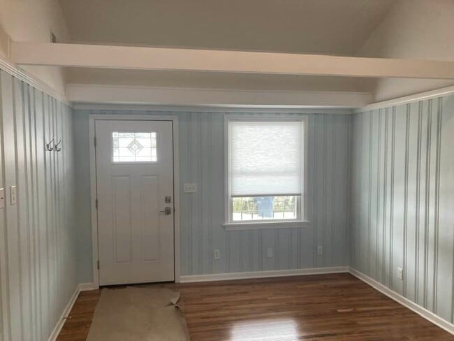 Living room with vaulted ceiling - 431 Cleveland Rd W