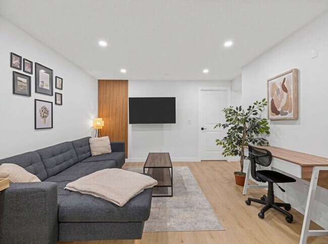 Building Photo - 11011-11151 151 St NW