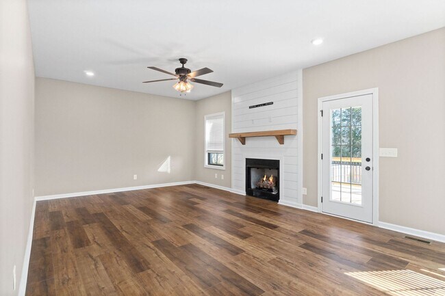 Foto del edificio - Pet Friendly Four Bedroom!