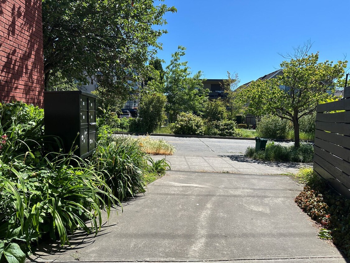 Primary Photo - Ballard Perfection - 3 bed/3.5 Bath Update...