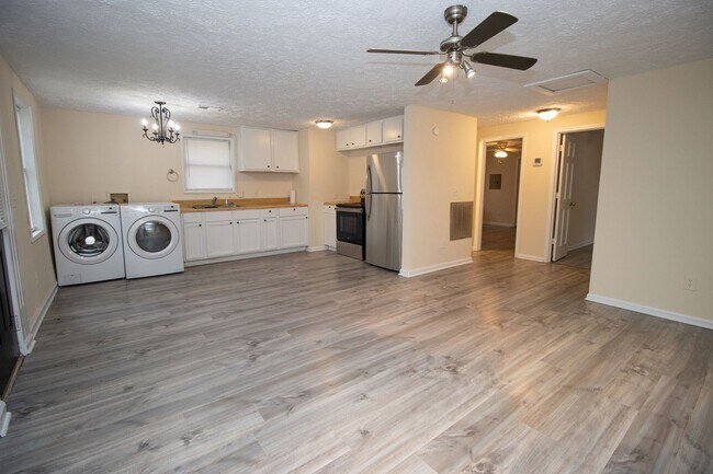 Building Photo - 1213 Suber St