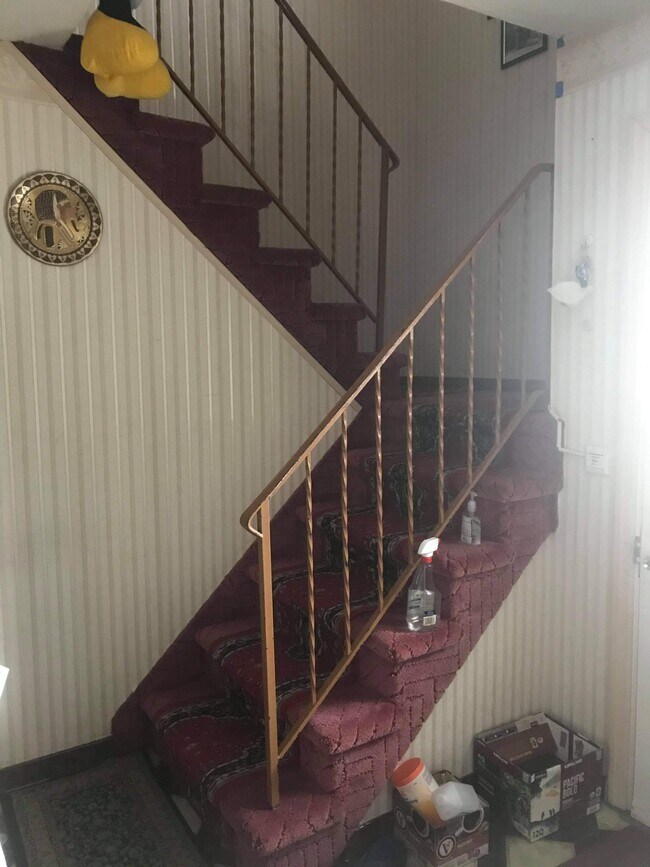 Entrance to 2nd level - 109 Regis Dr