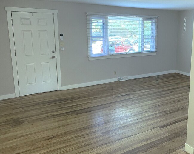 Foto del edificio - Charming 3-Bedroom Oasis with Expansive Yard and Driveway!
