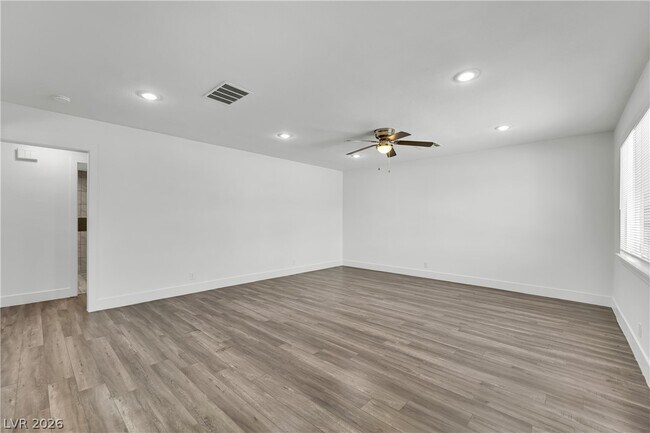 Foto del edificio - 1050 E Hassett Ave
