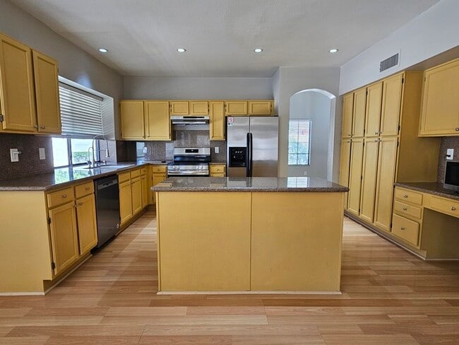 Building Photo - 5 Bedroom with Pool in Warner Ranch