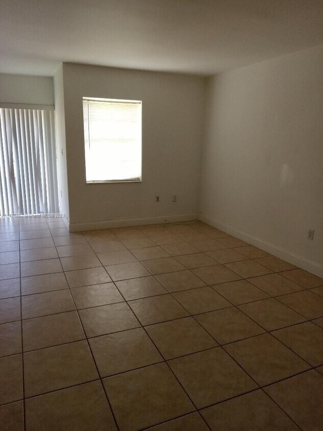 Foto del edificio - 9390 W Flagler St