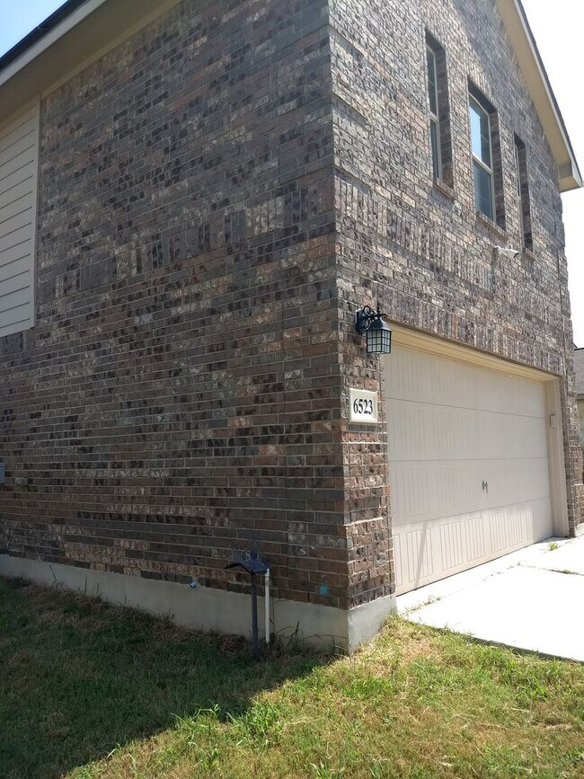 Foto del edificio - Spacious 4-Bedroom Home in Candlewood Park