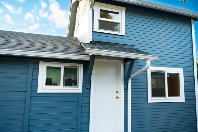 Building Photo - 1580 Linda Ave