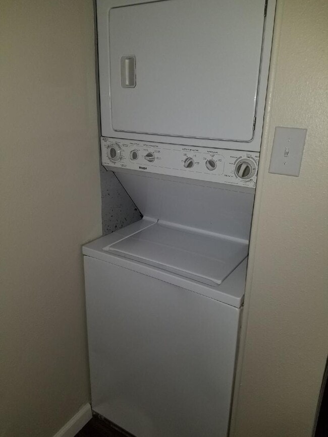 Building Photo - 2/1 FOURPLEX W/ WASHER  & DRYER