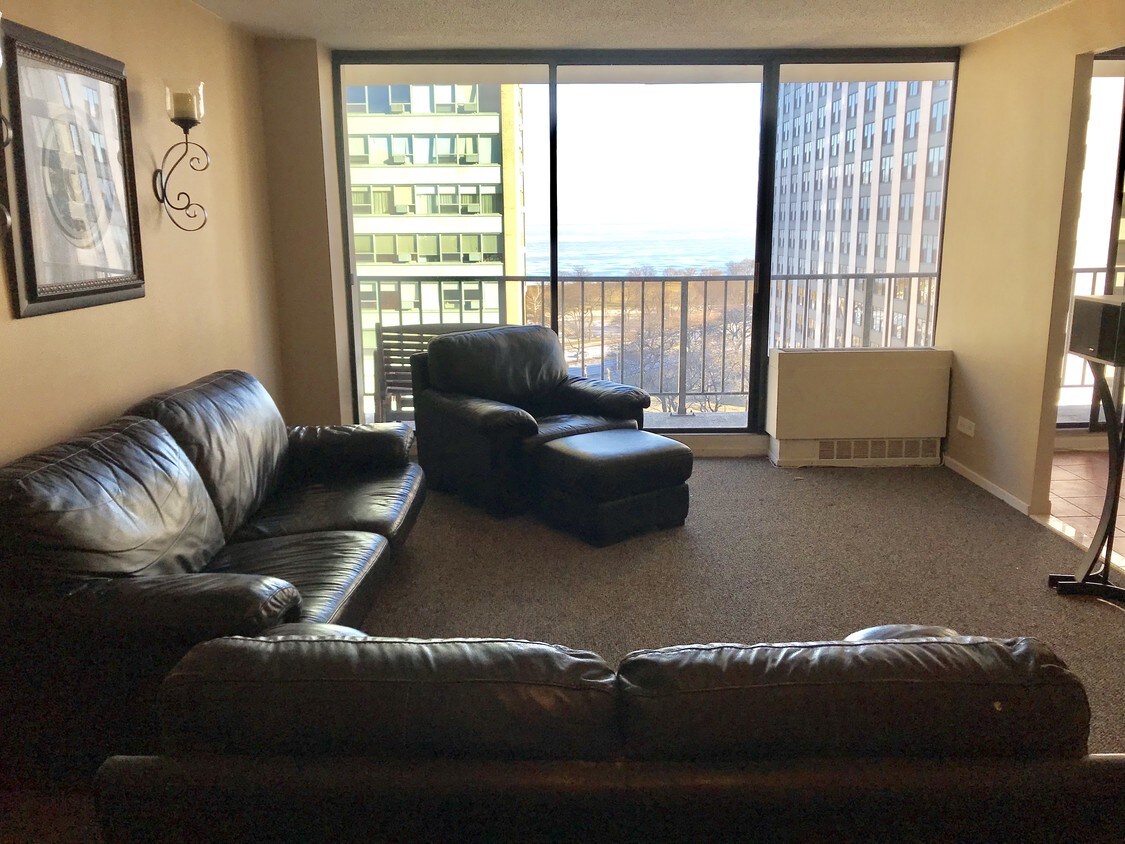 Living Room - 3150 N Sheridan Rd