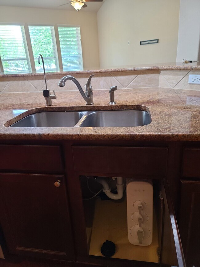 Foto del edificio - 218 Simmons Dr