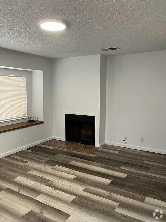 Building Photo - 231 W Tulare Ave