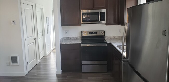Building Photo - 3 Bedroom Furnished Home close to Town
