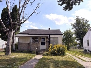 Building Photo - 14018 Hobart Ave