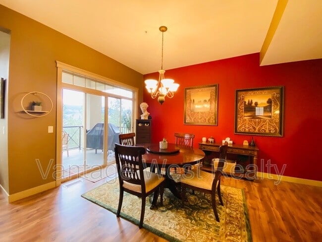 Building Photo - 1795 Country Club Dr