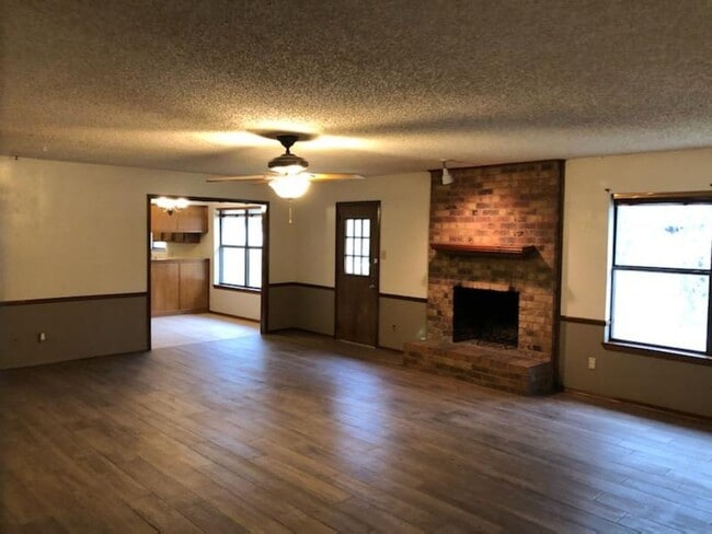 Building Photo - 3 Bedroom in Pine Tree