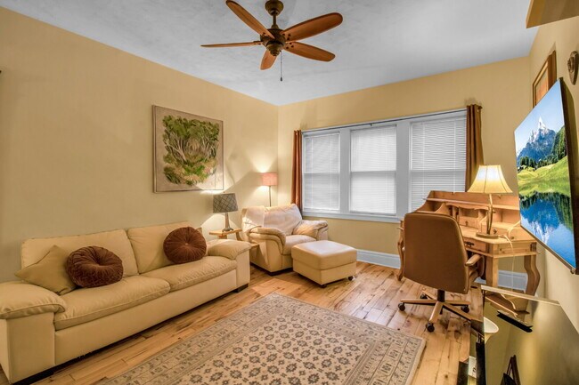Building Photo - Furnished 1-Bedroom Apartment on Glendale Pl