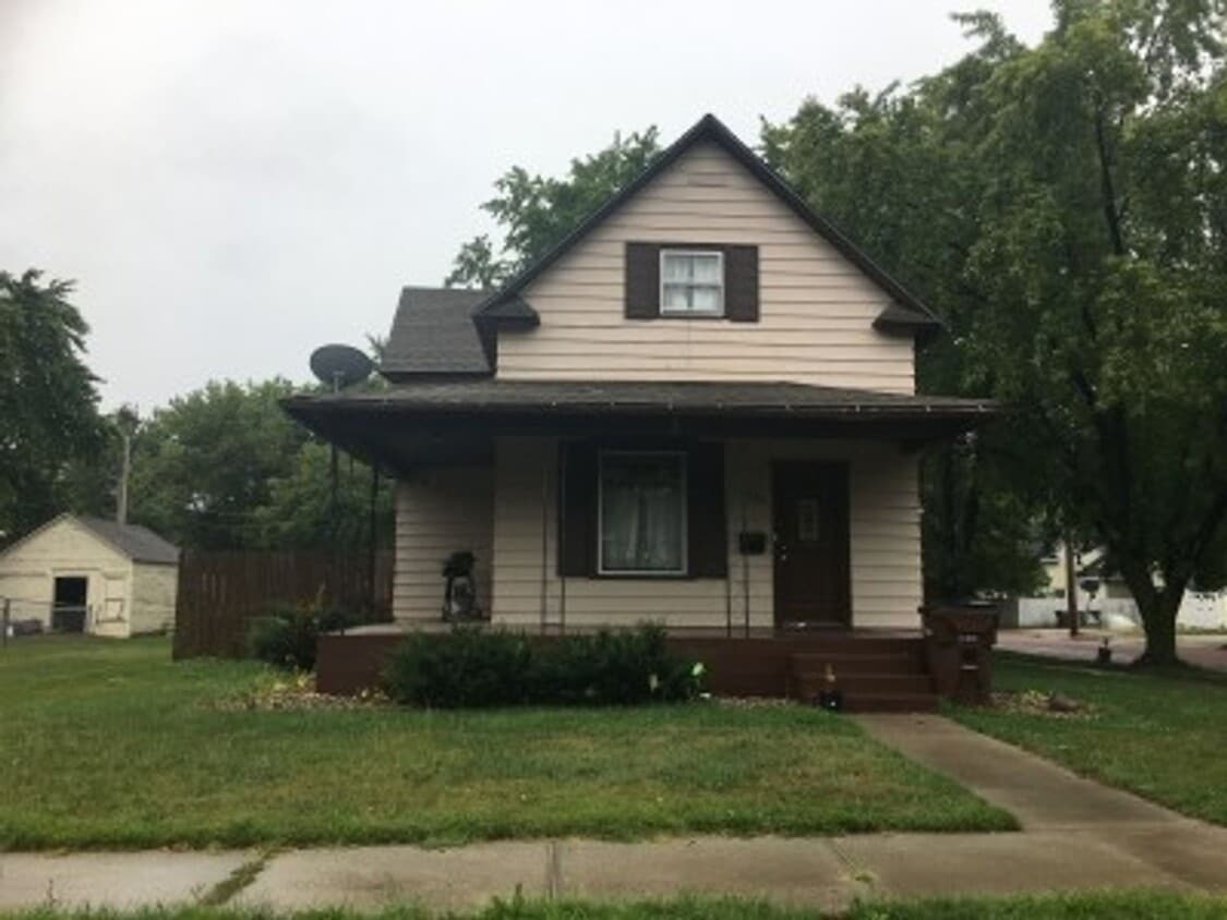 Primary Photo - 801 E 6th- 4 bedroom house