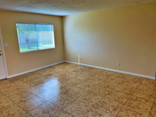 Building Photo - 910 S Acorn Ave