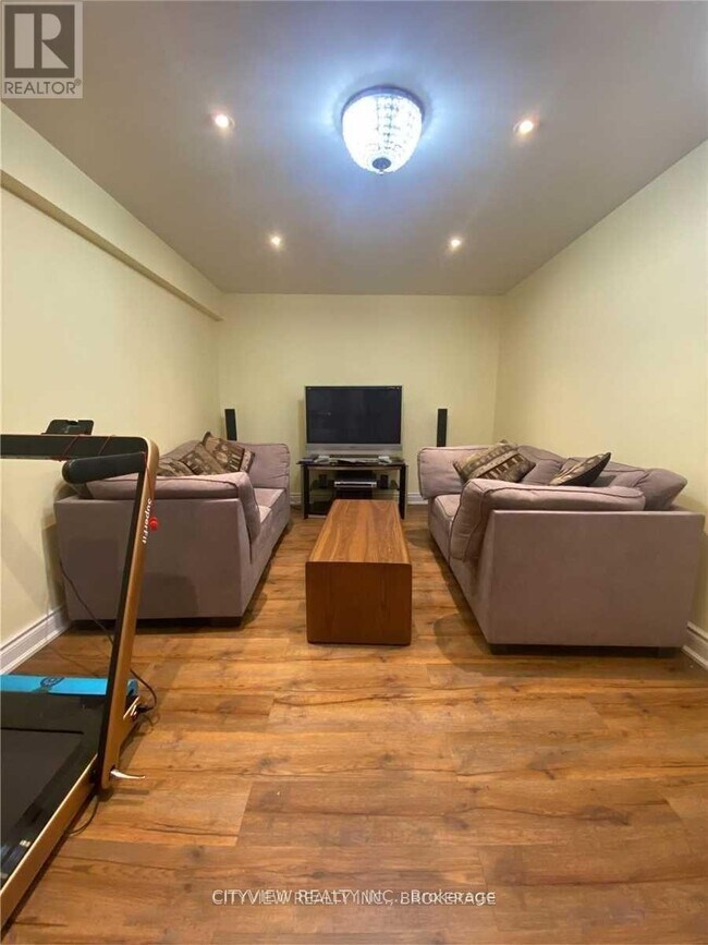 523 Parkview Blvd., Mississauga, ON L5B 3N3 House for Rent in