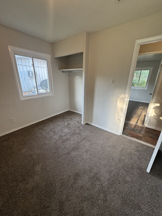 Building Photo - 305 SE Arter Ave