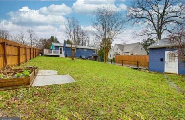 Building Photo - 302 Cedar Ln