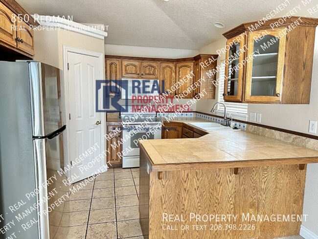 Building Photo - 850 Redman-