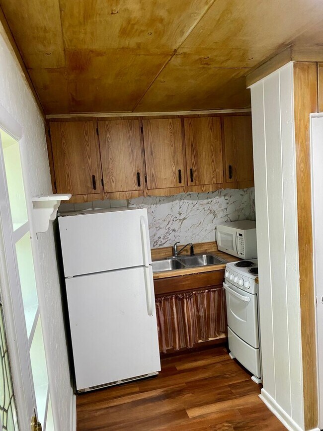 Foto del edificio - Cozy 1/1 duplex unit on a large lot - Available in June.