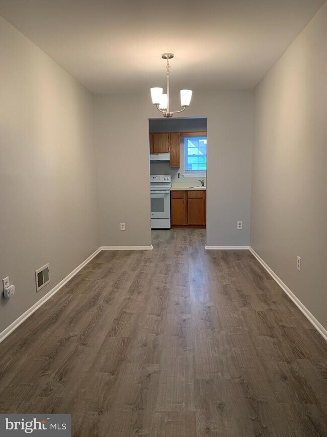 Building Photo - 413 Dove Ct