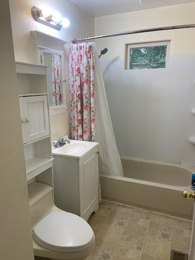 Building Photo - $2,350 - Corner Lot 3-Bedrooms, 2-Baths Home, Ready For Lease!