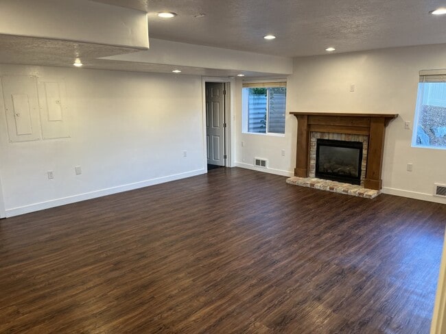 Building Photo - 862 E 140 N