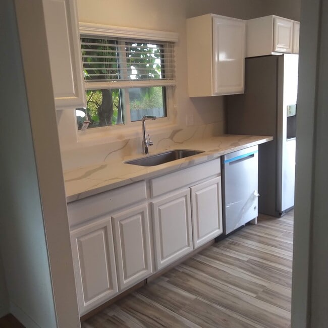 Kitchen - 1748 Wellesley Ave