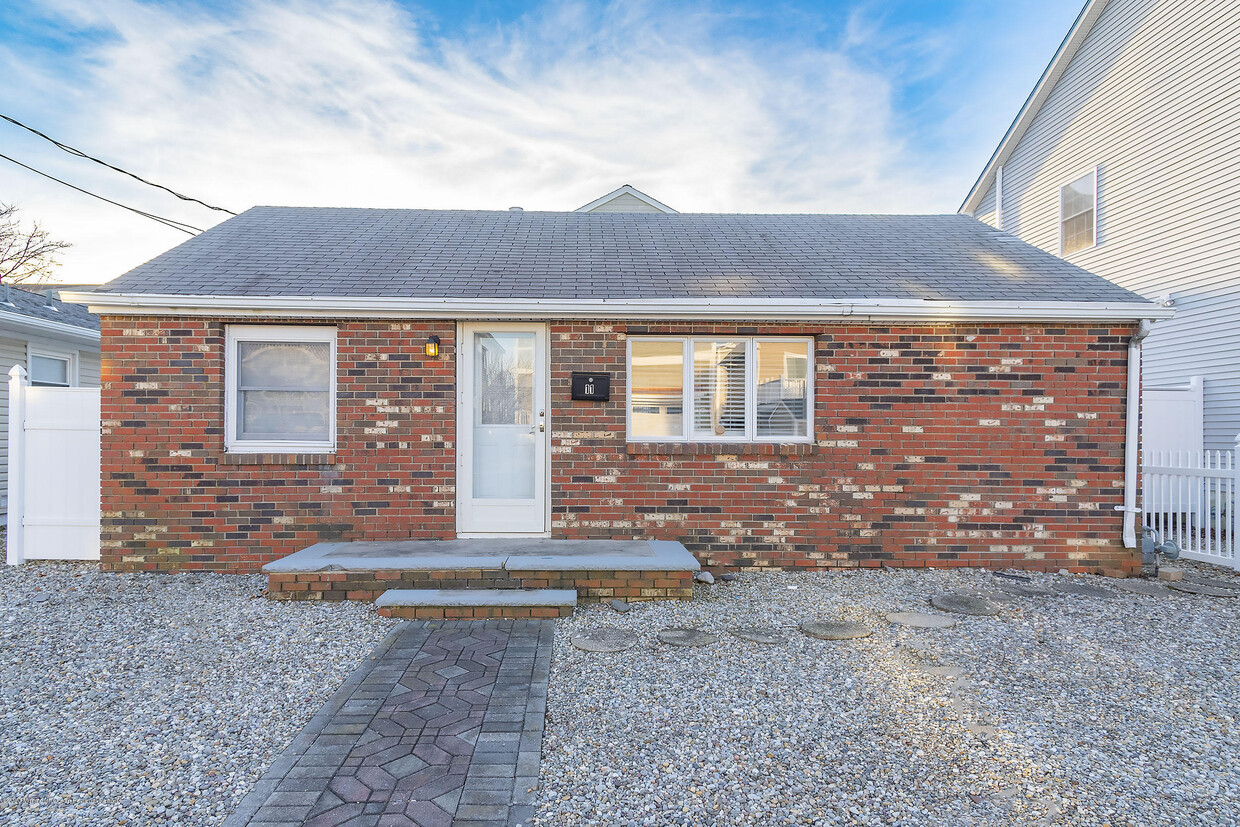 Primary Photo - 11 Spindrift Rd