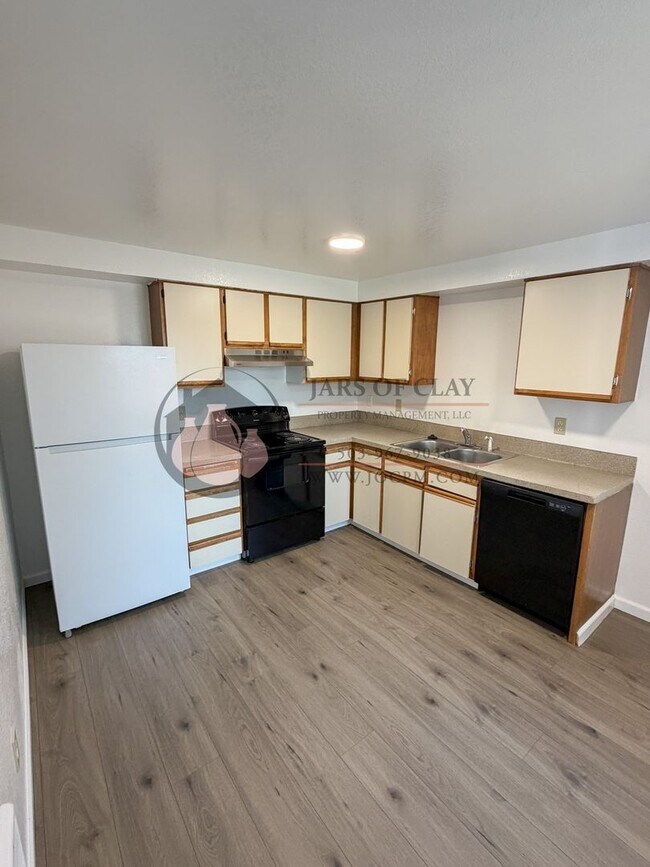 Foto del edificio - Ground Floor 2 Bedroom with Washer/Dryer Hook-ups!