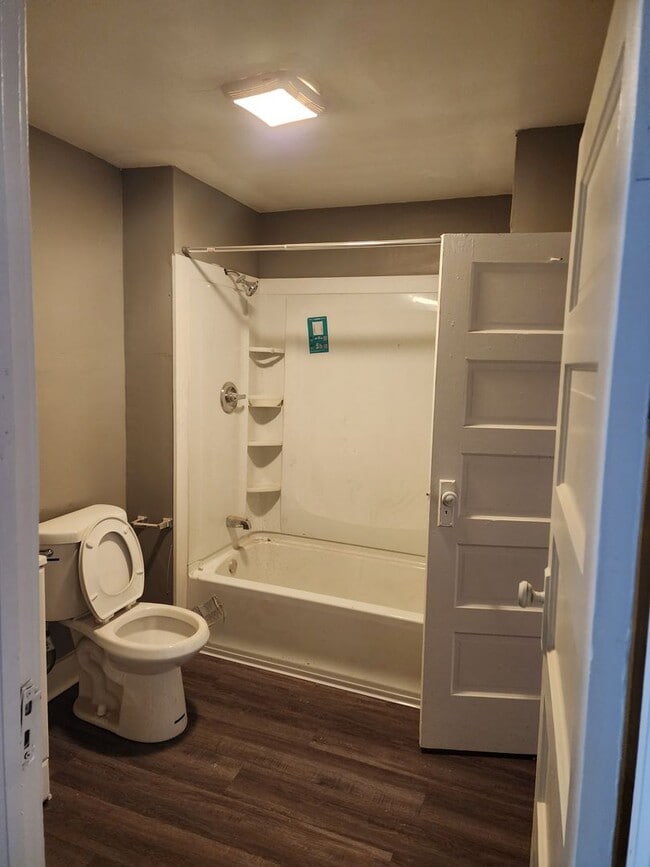 Building Photo - Newly updated duplex