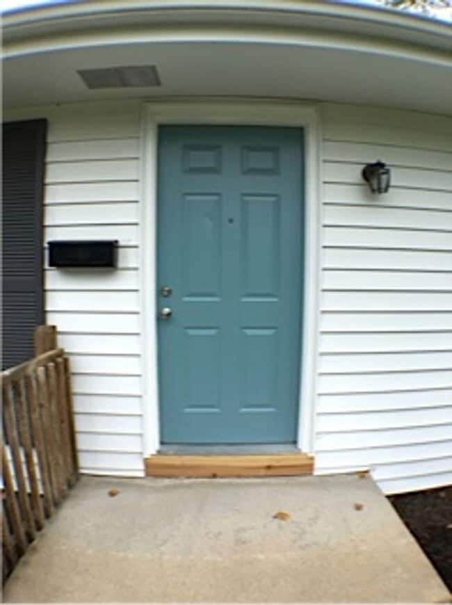 Building Photo - Three Bedroom Home with Fenced Yard