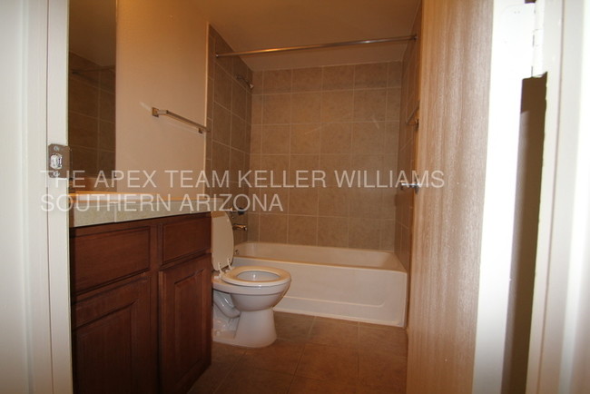 Building Photo - 1810 E Blacklidge Dr