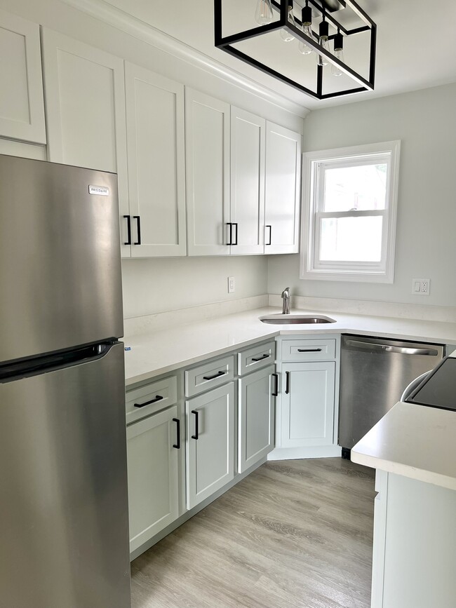 Building Photo - 171 Clark St