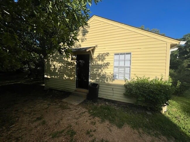 Building Photo - 824 Combs St