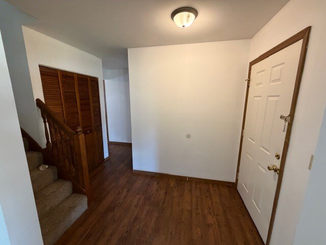 Vestíbulo con armario para abrigos - 256 Spencer Pl