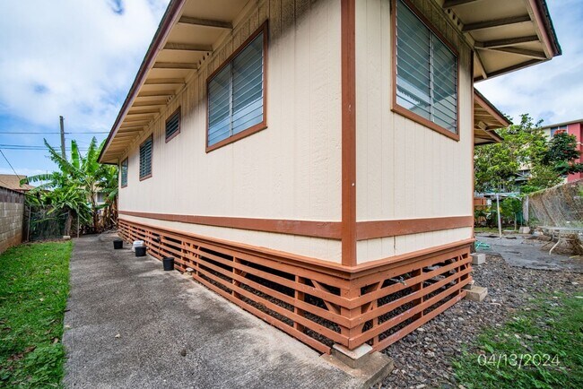 Building Photo - $3,500 / 3br - 991ft2 - Olona Lane, Upgrad...