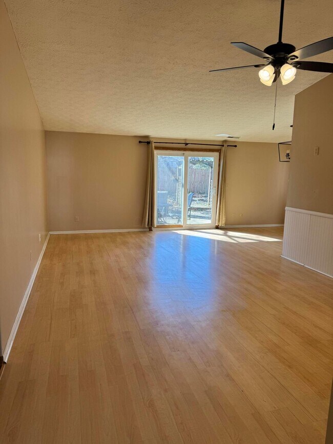 Foto del edificio - 7337 Woodlow Dr