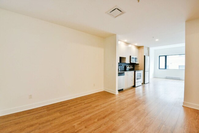 Building Photo - 30 Saint-Joseph Est