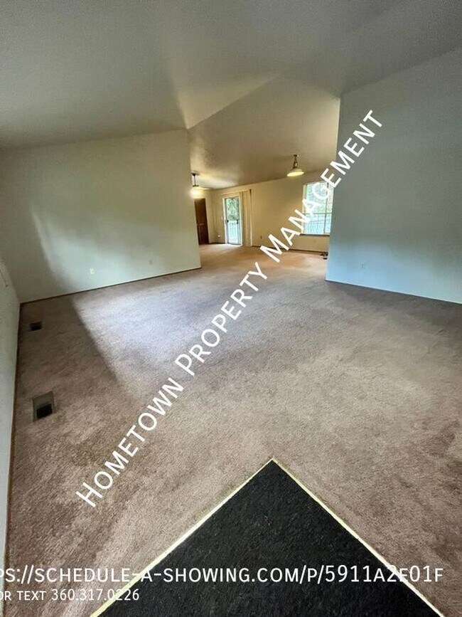 Building Photo - Lake Forest Rambler with Long Lake Access!