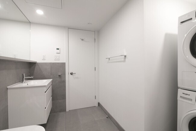 Building Photo - 3460 Rue Peel