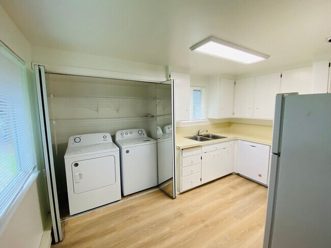 Foto del edificio - Charming 2-Bedroom Apartment at Fowler Court with In-Unit Washer/Dryer & Extra Storage