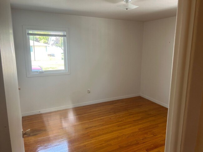 Building Photo - 851 Avenue E
