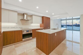 Building Photo - 1500 Bay Dr E