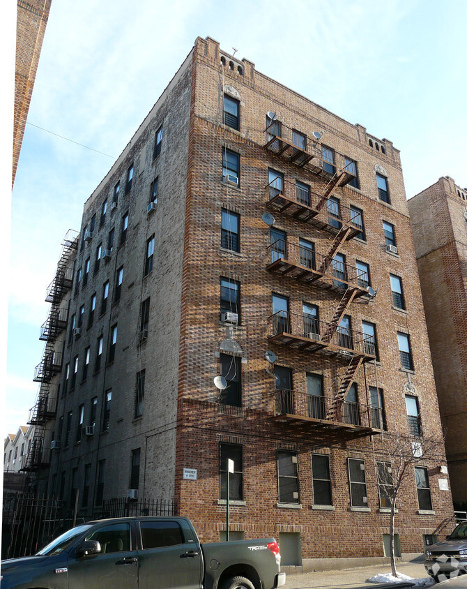 Foto principal - 913-915 E 179th St